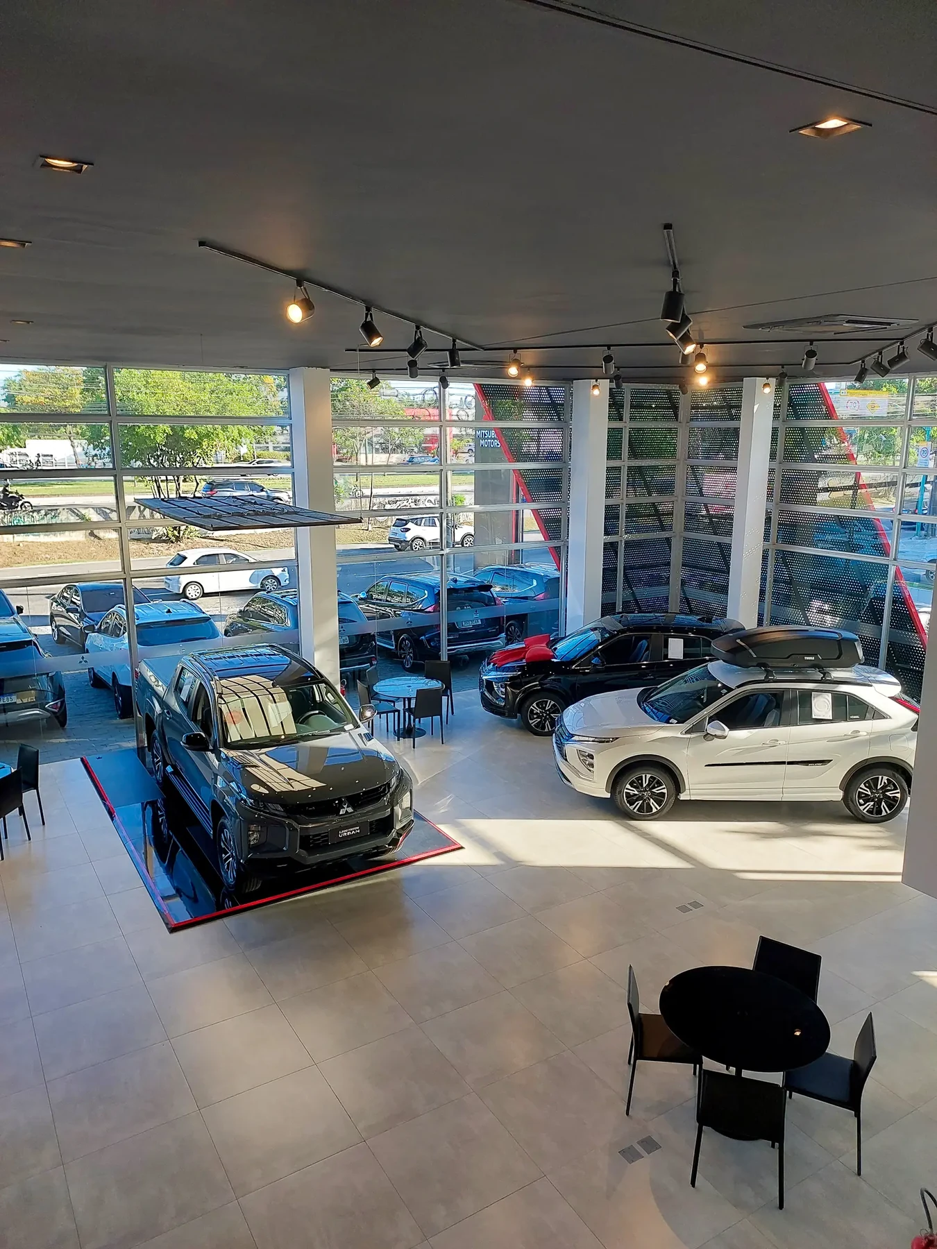 Showroom Raion Mitsubishi — área de exposição