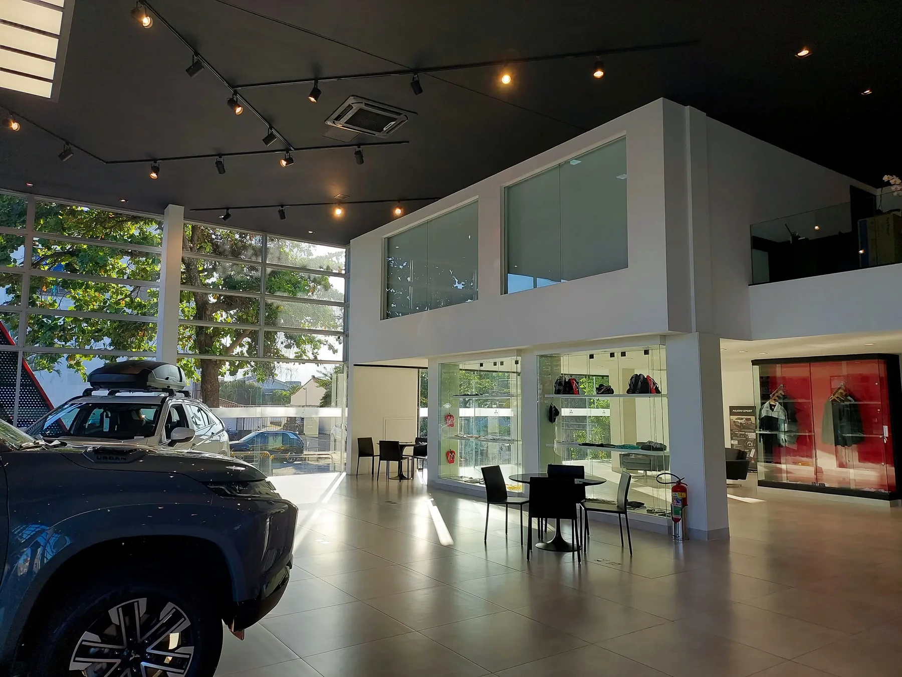 Showroom Raion Mitsubishi — fachada e iluminação