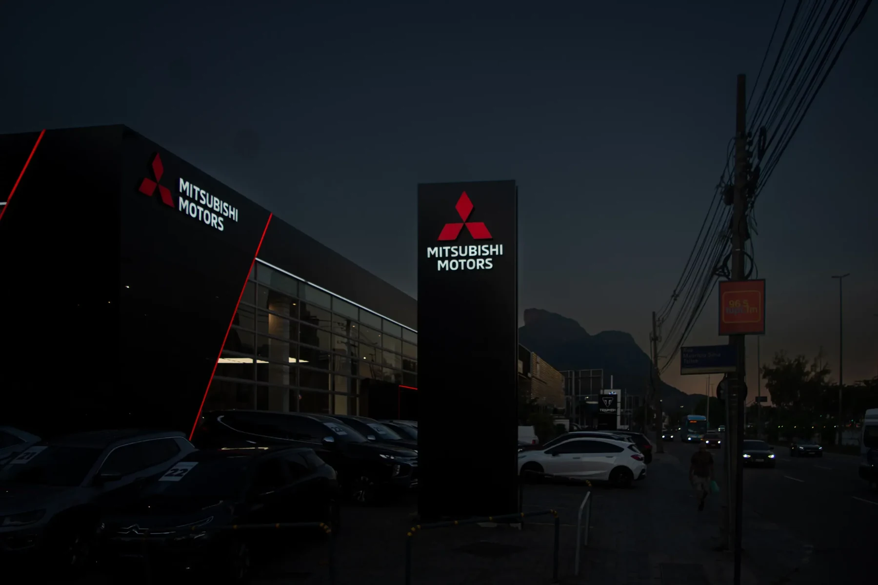 Showroom Raion Mitsubishi — ambiente comercial